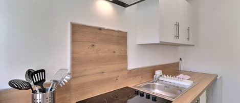 Een koelkast, een magnetron, een oven, een kookplaat