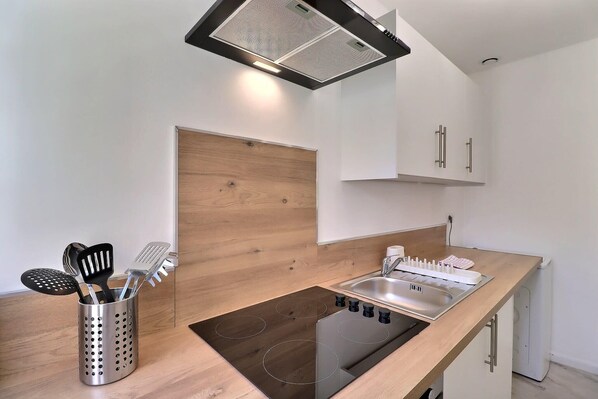 Kühlschrank, Mikrowelle, Ofen, Herdplatte
