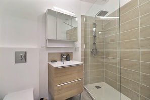 Dusche, Haartrockner, Handtücher