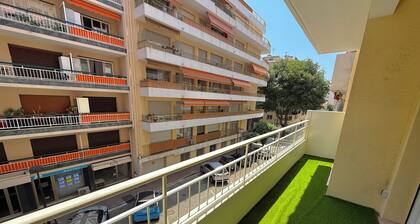 Antibes hyper centre - 4 personnes - proximité commerces et des plages