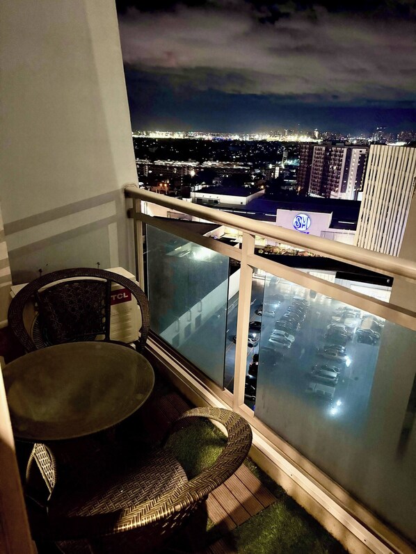 Balcony - 1BR Bahamas 19th Floor, Azure Parañaque (Parañaque)