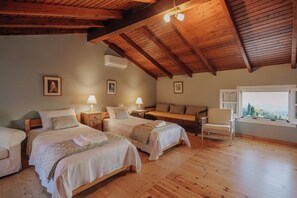 3 chambres, coffres-forts dans les chambres, fer et planche à repasser