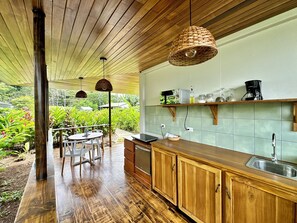 Fridge, microwave, oven, coffee/tea maker