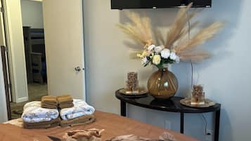 3 sovrum, vÀrdeförvaringsskÄp pÄ rummet och strykjÀrn/strykbrÀda