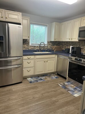 Kylskåp, mikrovågsugn, ugn och spishäll