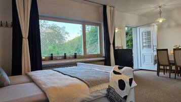 2 Schlafzimmer, Zimmersafe, kostenloses WLAN, Bettwäsche