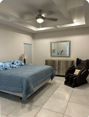 4 bedrooms, desk, iron/ironing board, free WiFi - 4-bedroom house in Laredo with Pool,WiFi, AC. Close to TAMIU, Airport, Hospitals (Laredo)