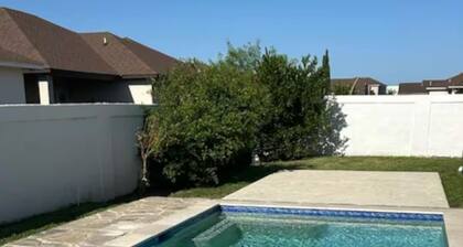 4-bedroom house in Laredo with Pool,WiFi, AC. Close to TAMIU, Airport, Hospitals