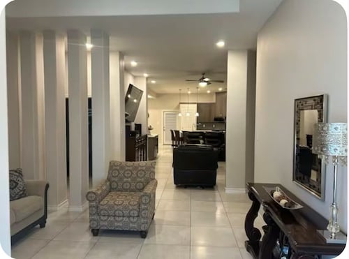 4-bedroom house in Laredo with Pool,WiFi, AC. Close to TAMIU, Airport, Hospitals
