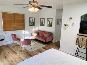 1 bedroom, iron/ironing board, WiFi, bed sheets - The Palm Oasis (Oceanside)