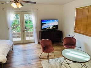 1 bedroom, iron/ironing board, WiFi, bed sheets - The Palm Oasis (Oceanside)