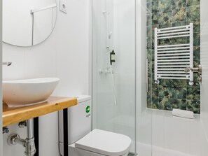 Douche, sèche-cheveux, serviettes fournies