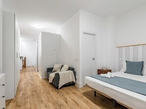 4 habitaciones, tabla de planchar con plancha, internet y ropa de cama 