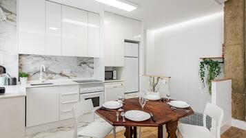 Een koelkast, een magnetron, een oven, een vaatwasser