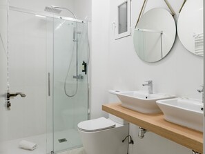 Een douche, een haardroger, handdoeken