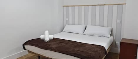 Fer et planche Ă repasser, accĂšs Internet, draps fournis