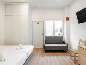 1 slaapkamer, een strijkplank/strijkijzer, internet, beddengoed