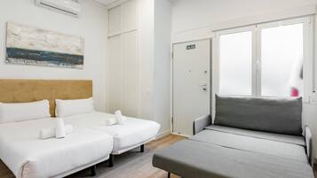 1 dormitorio, tabla de planchar con plancha, Internet y ropa de cama