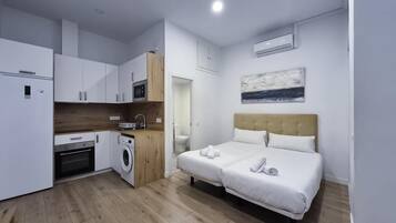 1 dormitorio, tabla de planchar con plancha, Internet y ropa de cama