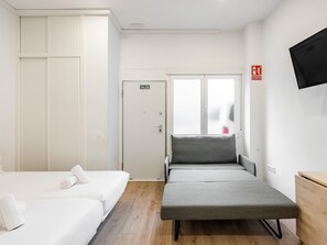 1 slaapkamer, een strijkplank/strijkijzer, internet, beddengoed