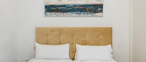 1 habitación, tabla de planchar con plancha, internet y ropa de cama