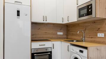 Frigorífico, microondas, cafetera o tetera y tostadora