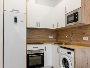 Refrigerador, microondas, cafetera/tetera, tostadora