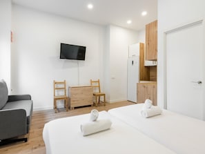 1 chambre, fer et planche à repasser, accès Internet, draps fournis