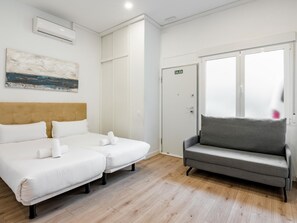 1 slaapkamer, een strijkplank/strijkijzer, internet, beddengoed