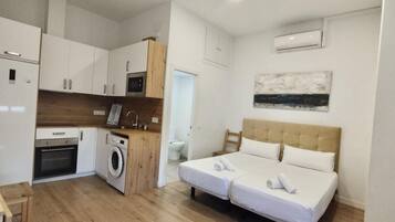 1 slaapkamer, een strijkplank/strijkijzer, internet, beddengoed