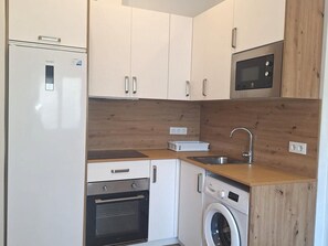 Frigorífic, microones, cafetera i tetera i torradora 