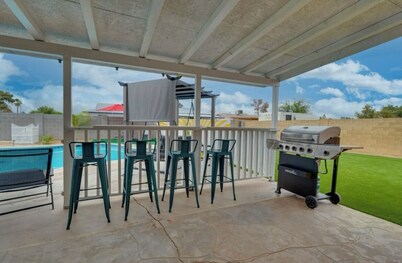 Charming 3-bedroom house in Glendale with WiFi,AC, POOL, & GRILL