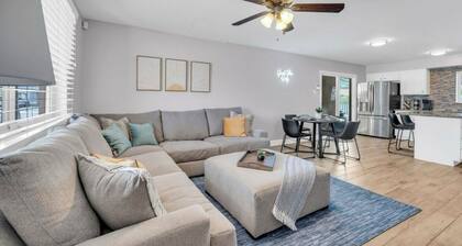 Charming 3-bedroom house in Glendale with WiFi,AC, POOL, & GRILL