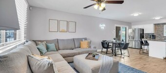 Charming 3-bedroom house in Glendale with WiFi,AC, POOL, & GRILL