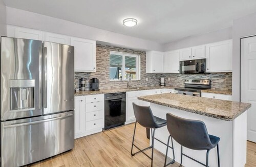 Charming 3-bedroom house in Glendale with WiFi,AC, POOL, & GRILL