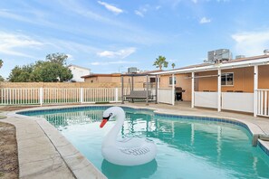 Pool - Charming 3-bedroom house in Glendale with WiFi,AC, POOL, & GRILL (Glendale)