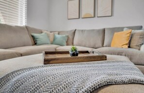 Interior - Charming 3-bedroom house in Glendale with WiFi,AC, POOL, & GRILL (Glendale)