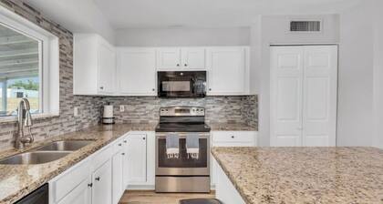 Charming 3-bedroom house in Glendale with WiFi,AC, POOL, & GRILL
