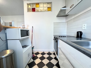 Køleskab, mikrobølgeovn, ovn, kogeplade