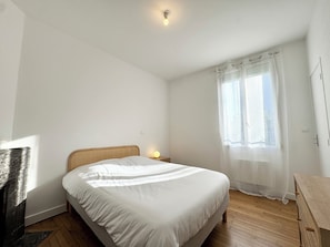 2 bedrooms, travel crib, WiFi