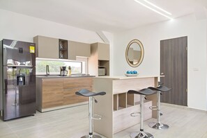 Geladeira, micro-ondas, cooktop, cafeteira/chaleira