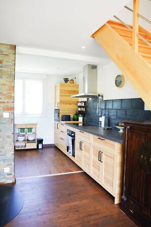 Kühlschrank, Mikrowelle, Ofen, Herdplatte
