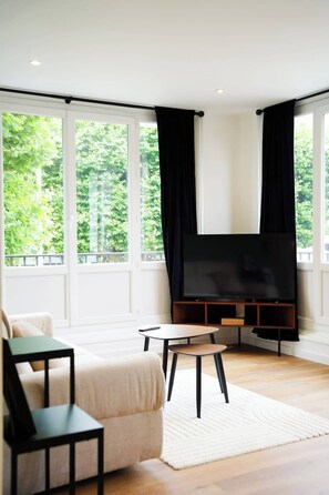 TV - Standing & confort – T3 raffiné en hypercentre (Lorient)