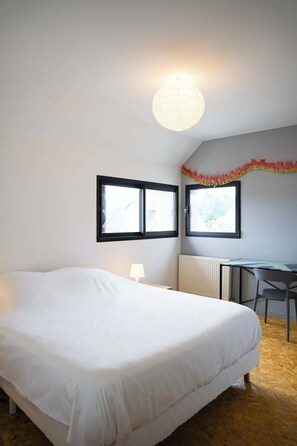 4 bedrooms, desk, WiFi