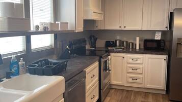 Fridge, oven, stovetop, dishwasher