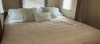 Kingsport. 2-bedroom RV in Mears. King size bed, AC & 2 mile from Lake Michigan.