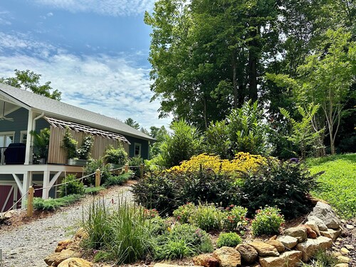 Saluda Adventure Cottage 
Downtown, Minutes to waterfalls, tubing & ziplining