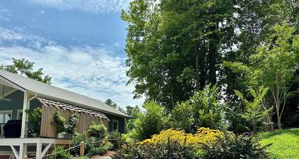 Saluda Adventure Cottage
Downtown, Minutes to waterfalls, tubing & ziplining