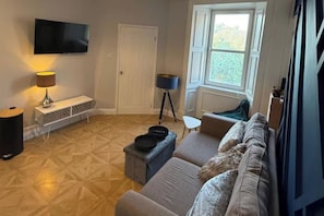Living area - Cosy Perth Apartment With Stunning Views (Perth)