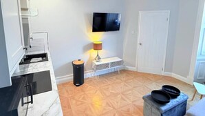Fridge, microwave, oven, stovetop - Cosy Perth Apartment - City Comforts (Perth)